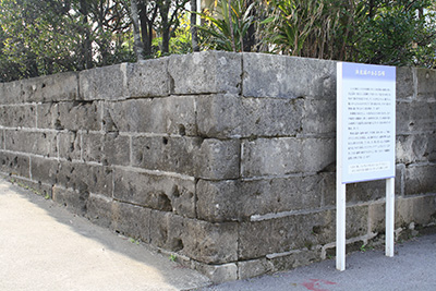 小波津弾痕の残る石塀